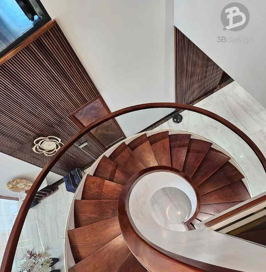 Thiết kế cầu thang nổi bật làm điểm nhấn cho không gian nội thất
