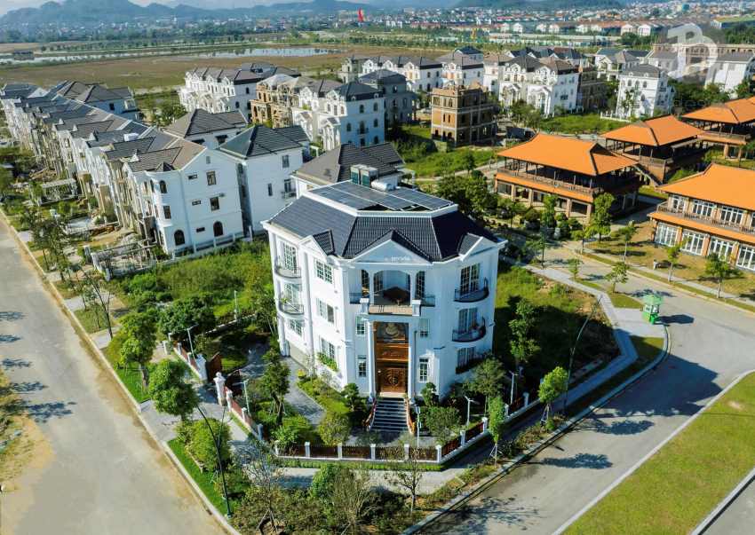 Biệt thự tân cổ điển 4 tầng sân vườn đẹp